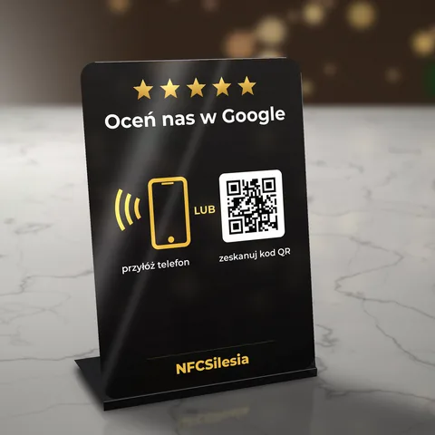 Czarny błyszczący stojak akrylowy NFC + QR „Oceń nas w Google” na marmurowym blacie
